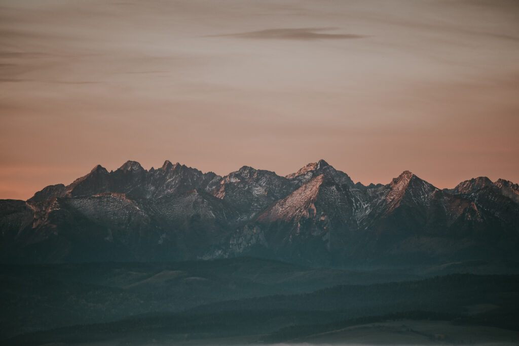 sesja o wschodzie słońca_ sesja narzeczeńska _sesja w górach _ zakopane _ sesja w Tatrach