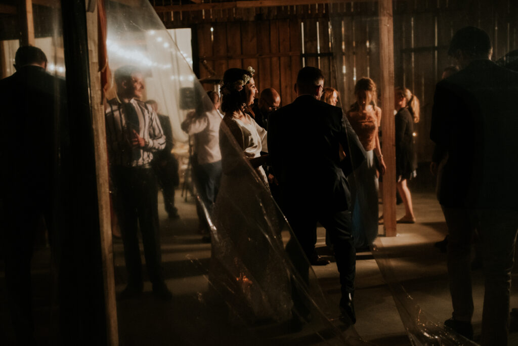 boho para młoda wesele w stodole stodoła czereśniowy sad